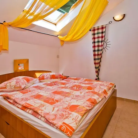 Jacky アパート フヴァル